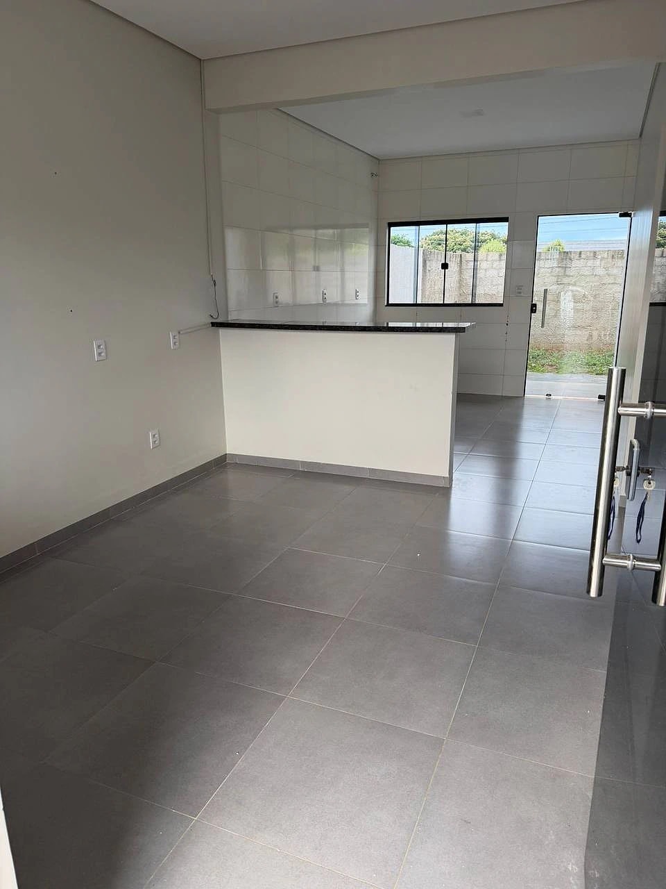 Sala integrada à cozinha com bancada